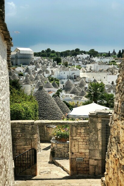 Vista a los edificios en Alberobello, Italia