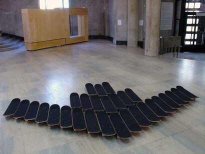 Davide Bertocchi, B2, 2004, 29 skateboards built on aluminium structure, plastic, 389 x 248 x 20 cm, (installation, Palais de Tokyo, Parigi), Courtesy Spazio Alt, Collezione Tullio Leggeri - Bergamo