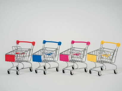 Estou saturado de tropeçar em crianças que guincham, nos pais que já estão na fila de pagamento e se lembram de ir buscar o champô, cheiram os produtos, enervam-se nas caixas automáticas, pedem ajuda e depois invectivam toda a gente pela sua própria inépcia