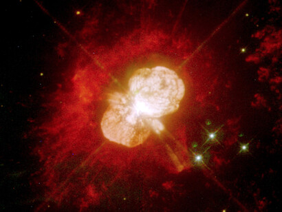 La masa de Eta Carinae oscila entre 100 y 150 veces la masa solar, lo que la convierte en una de las estrellas más masivas conocidas en nuestra galaxia
