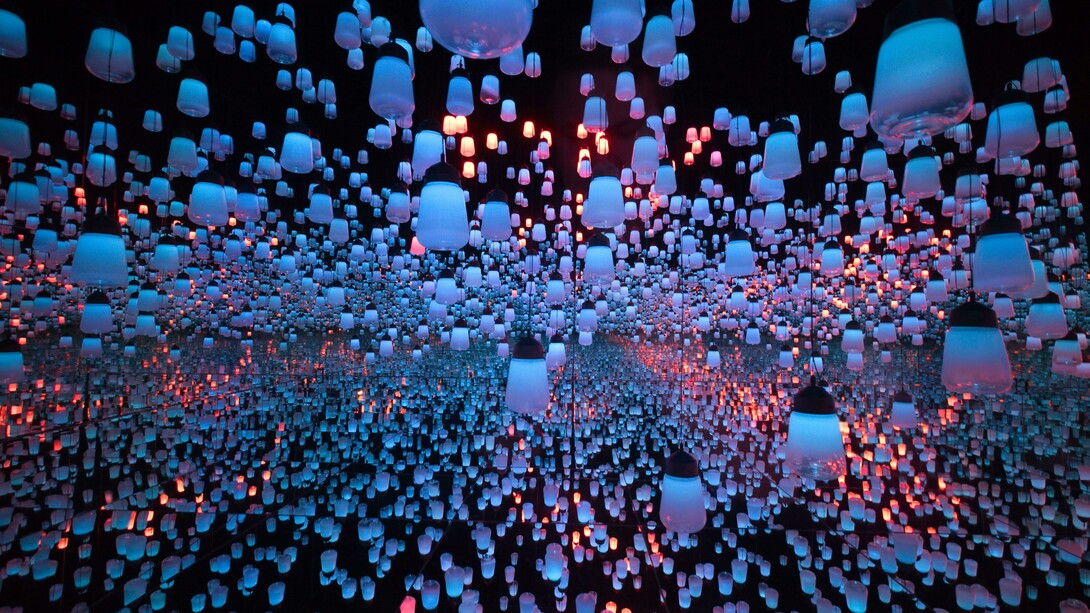 Lanternas brancas no museu de arte digital sem fronteiras do Teamlab em Tóquio, no Japão. Em vez de serem vistos como locais estáticos, silenciosos e distantes da realidade contemporânea, os museus precisam ser compreendidos como ambientes vivos, dinâmicos e acessíveis, capazes de dialogar com os anseios e inquietações da juventude. Desde os primeiros anos da formação escolar até a juventude, a visita a um museu representa uma experiência formativa que vai muito além do simples ato de observar objetos antigos ou obras de arte. Trata-se de um encontro com o conhecimento em sua forma mais humana, sensorial e afetiva