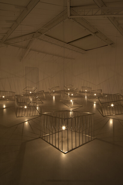 Claude Lévêque, Vies de singes, 2015, Treize parcs en inox, treize ampoules. Bande sonore : crise d'asthme (Conception sonore en collaboration avec Jérôme Nox / Respirations : Romaric Etienne) / Thirteen stainless thirteen parks, lamps. Soundtrack : asthma attack (Sound Design in collaboration with Jerome Nox / Breaths : Romaric Etienne), Dimensions variables / Variable dimensions © ADAGP Claude Lévêque . Photo. Julie Joubert , Courtesy the artist and kamel mennour, Paris