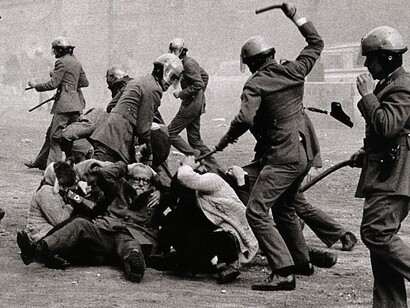 La policía golpea a varios manifestantes durante la dictadura franquista