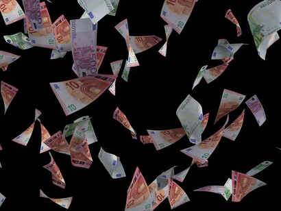 L'ouverture des frontières a provoqué une perte de pouvoir des normes (le respect des lois...) et des institutions (les Etats, les pouvoirs publics…) qui expriment le consensus social, et ce au profit d’entités privées qui contrôlent ces richesses