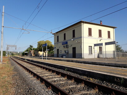 Me mira un poco asombrado, comprendiendo la situación, me deja en la estación cinco minutos antes de que pase el tren que me llevará a Roma. Sipicciano, Estación de trenes, Italia