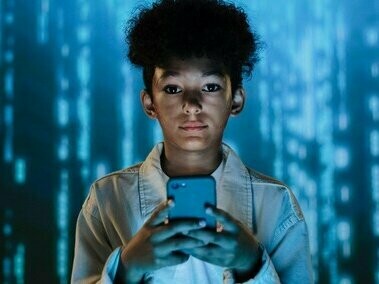 Garoto conectado ao seu smartphone. a Geração Alfa também é mais consciente de questões sociais, políticas e ambientais. Eles estão mais informados, mais questionadores, e buscam mudanças em todos os aspectos da vida, muitas vezes levando suas mães a refletir sobre práticas e valores que até então passavam despercebidos. Eles têm uma visão de mundo mais crítica e, de certo modo, mais madura do que se espera para sua idade. E isso, em muitos momentos, exige que a mãe se reinvente e se atualize, se adeque a esse novo modelo de vida e, muitas vezes, aprenda a ouvir, mais do que falar



