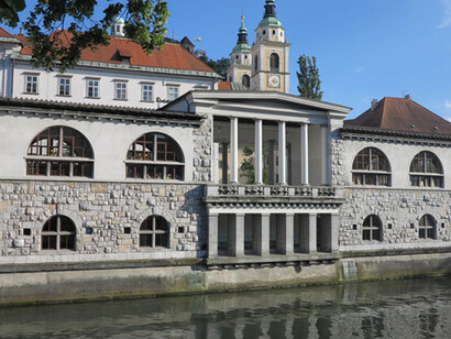 La facciata sul lato fiume del mercato coperto di Ljubljana, opera dell’architetto Jože Plečnik tra il 1940 e il 1944