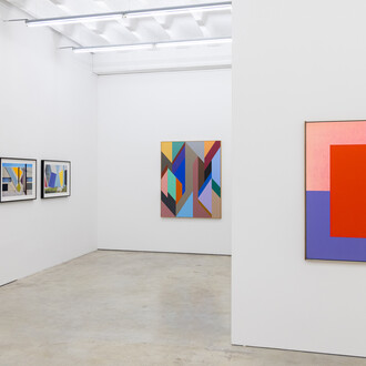 Karl Benjamin and Grey Crawford, Geometry of light, exhibition view. Courtesy of Persons Projects