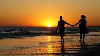 Una pareja paseando junto al mar