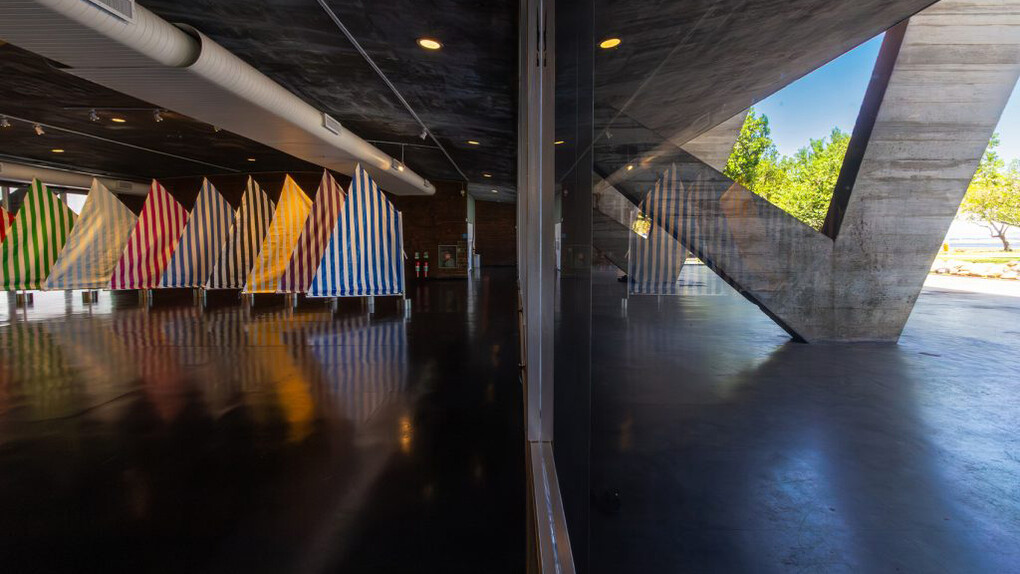 Daniel Buren, Voile/Toile – Toile/Voile (Vela/Tela – Tela/Vela), vista da exposição. Cortesia do Museu de Arte Moderna do Rio de Janeiro