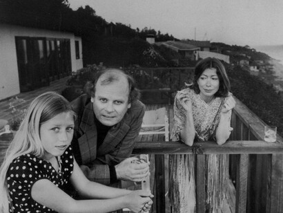 Joan Didion con su hija, Quintana, y su esposo, John Gregory Dunne
