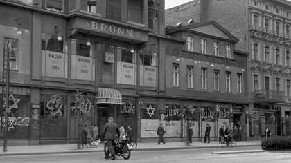 Tiendas de comerciantes judíos marcadas con signos antisemitas durante el Tercer Reich