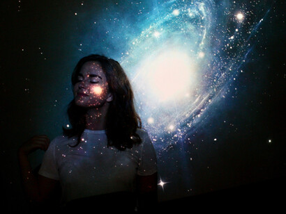 Fermer les yeux, c’est parfois voir plus loin. Dans le silence des galaxies, la conscience se souvient qu’elle fait partie du même mouvement éternel