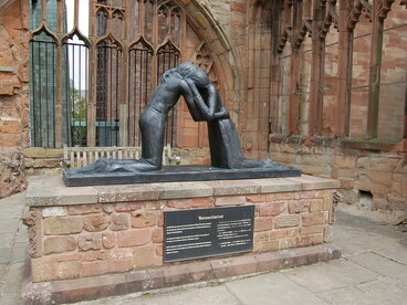 Josefina Alys Hermes de Vasconcellos (1904-2005): «Reconciliación», 1977. La Antigua Catedral, Coventry, West Midlands, Inglaterra