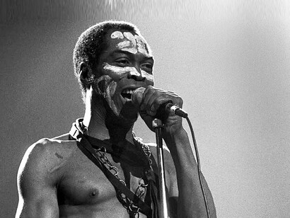 Fela Kuti, o nigeriano considerado o pai do Afrobeats. Fela Kuti misturava música africana tradicional com ritmos como jazz, soul e funk e é considerado o músico mais importante da Nigéria. Era panafricanista e também por isso cantava em inglês, o que ajudou a que a África multilingüe pudesse entendê-lo. Da mesma maneira, o Afrobeats pôde subir às paradas de sucesso através de seus expoentes


