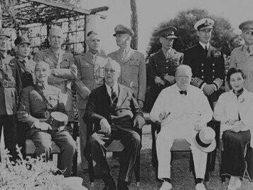 Retrato ao ar livre na Conferência do Cairo,  na qual autoridades, líderes militares e chefes de governo dos Estados Unidos, China e Inglaterra se reuniram. A reunião visava definir à posição dos Aliados contra o Japão durante a Segunda Guerra Mundial, além de decidir o futuro da Ásia no pós-guerra. A Segunda Guerra Mundial alterou todos os parâmetros do problema. Entre 1950 e 1980, Estados Unidos da América, Europa Ocidental e países do Golfo Pérsico foram tornados os principais destinos de imigrantes