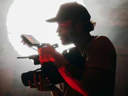 La idea de que el cine puede atraer inversiones y turistas ha servido como excusa frágil para sostener políticas públicas desconectadas de la realidad del sector