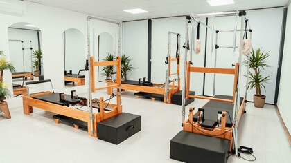 Estúdio de Pilates. Ao contrário do que muita gente pensa, não é só para idosos que buscam fazer uma atividade física. A modalidade é cada vez mais procurada pelos benefícios que traz ao corpo, já que trabalha força, flexibilidade e mobilidade muscular
