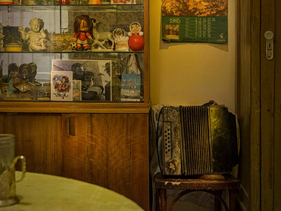 Cet appartement, baigné de lumière douce et de couleurs anciennes, devient un lieu de rencontre entre le passé et le présent, un lieu où les rêves prennent racine dans les petites choses