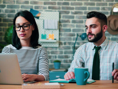 Establecer límites concretos, sin explicaciones emocionales excesivas, ayuda a cortar de raíz la manipulación disfrazada de confianza o admiración