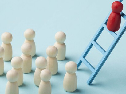 Meritocracia. Hoje a periferia quer aproveitar como os boêmios. A meritocracia, embora idealizada como um sistema justo, é na verdade um espelho das desigualdades estruturais que permeiam nossa sociedade. A periferia, que antes se via como vítima, agora se enxerga como parte essencial das engrenagens do capitalismo. A "Periferia 2.0" não quer mais ser protegida; ela quer conquistar, consumir e prosperar, mesmo que isso signifique adotar os valores da Casa Grande
