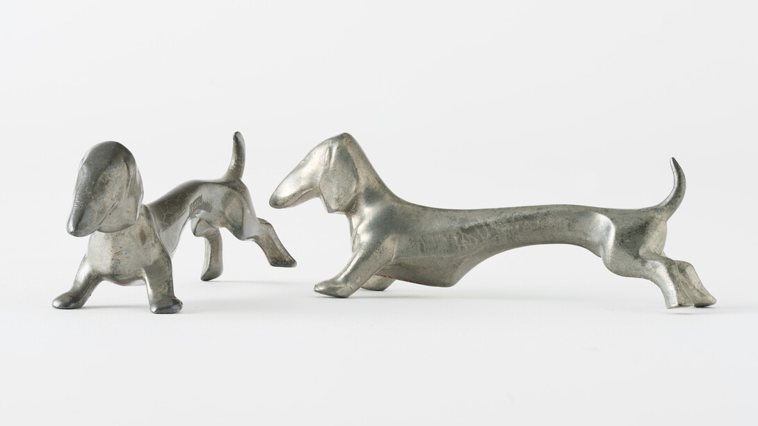 J. P. Kayser Sohn, Messerbänkchen, zwei Dackel, 1902–1908. Mit freundlicher Genehmigung des Museums für Kunst und Gewerbe Hamburg
