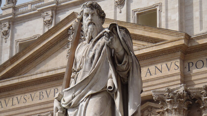 Estátua de São Paulo na cidade-estado do Vaticano, cercada por Roma, na Itália e também sede da Igreja Católica Romana