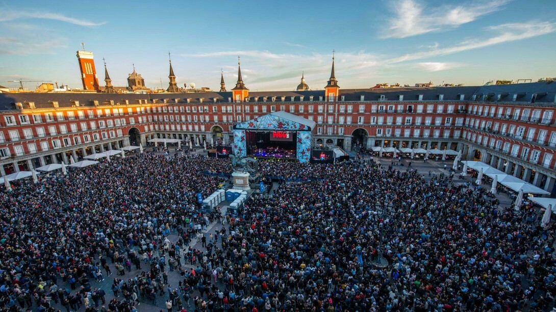 Con los sonidos de ‘La movida’, la electrónica más ecléctica-banda sonora,  en la víspera de San Isidro. Una tarde-noche llena de música y color para unas fiestas que congregan cada día a miles de personas