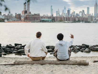 Jóvenes conversando. La cultura de paz es un conjunto de valores con los que vivir en armonía