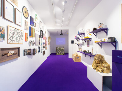 Artistes divers, Kreëmart : Provocateurs de la consommation expérimentale, vue de l’exposition. Avec l’aimable autorisation de la galerie Alberta Pane