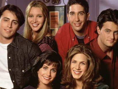 Friends se convirtió en un fenómeno sin precedentes. Una serie fresca y divertida en la que los seis miembros son igualmente protagonistas, que hoy, veinte años después de la emisión del último episodio
