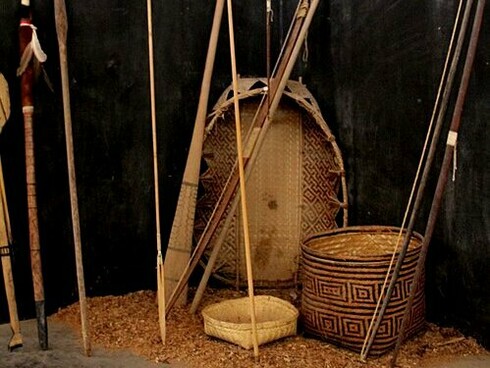 Museu indígena Pataxó em Santa Cruz Cabrália, Bahia. É por meio dessas instituições que os jovens podem reconhecer suas raízes, valorizar sua cultura, compreender as lutas e conquistas de diferentes grupos sociais. Museus de história local, de cultura afro-brasileira, indígena, imigrante, museus comunitários — todos eles cumprem o papel de resgatar vozes silenciadas, de reconstruir narrativas a partir de múltiplos olhares


