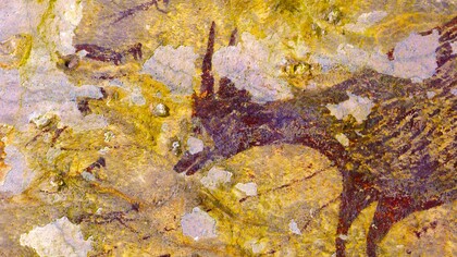 Escena de caza descubierta en una cueva de Indonesia que podría representar la obra de arte más antigua del mundo