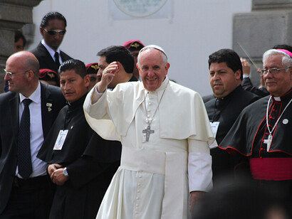 Hoy, ese miembro de la Orden Jesuita ocupa el lugar de Roma en la Santa Sede y, con la misma doctrina jesuita, usando aquellos mismos zapatos gastados, se hizo llamar Francisco, el Papa. Su elección ha traído consigo un enfoque renovado en la pastoral, la inclusión y la justicia social.Papa Francisco, 2015, El Quinche, Pichincha, Ecuador