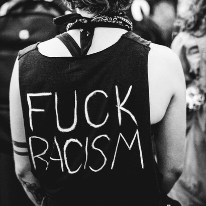 Dans un monde où la liberté d'expression semble parfois en danger, une simple pièce de mode peut devenir un outil pour faire entendre sa voix