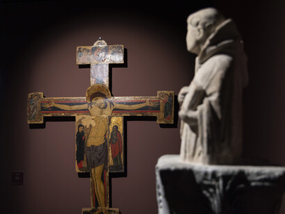 Crucifijo y escultura medieval. Propiedad de la Superintendencia Capitolina de Patrimonio Cultural (Monkeys video Lab) en Roma, Italia