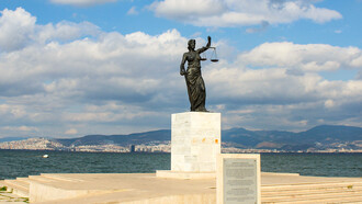 Estatua de Temis, diosa de la Justicia, situada en Grecia