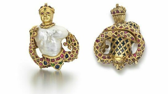 Pendant (cat. 112); India, Mughal dominions, late 16th century; gold, baroque pearl, rubies, diamonds, emeralds, blue glass 	Overall: 6.4 x 4.6 cm, pearl: 3.2 x 2.9 x 2 cm; private collection