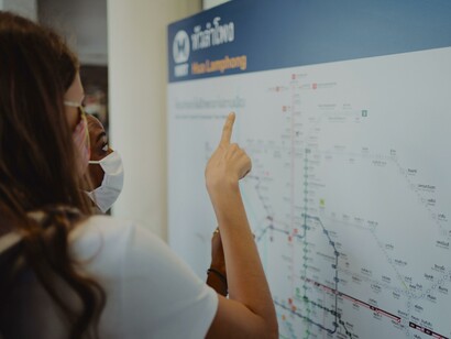 Mulheres olham mapa de metrô