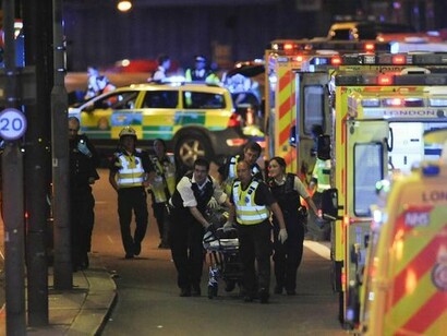 Personal sanitario atiende a uno de los heridos en el doble atentado del pasado día 3 de junio