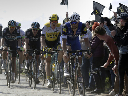 I tifosi che incitano il gruppo di testa, con davanti Tom Boonen