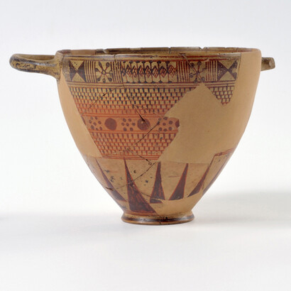 AC 12079b. Necropoli dell’Esquilino, Gruppo 125, Kotyle protocorinzia con decorazione a rosette a punti e scacchiera, 680-650 a.C. (Protocorinzio Medio)