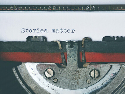 Elegir quién narra, desde qué tiempo y con qué perspectiva transforma por completo la experiencia del lector y la intensidad del conflicto