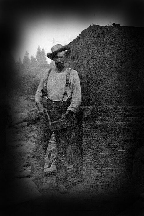Pine City bei Washington in der Vereinigte Staaten. Arbeiter eines Ringofens mit einem Ziegelstein in der Hand, Aufnahme um 1894