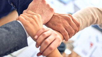 O empreendedor une uma equipa e cria uma comunidade em torno do que produziram