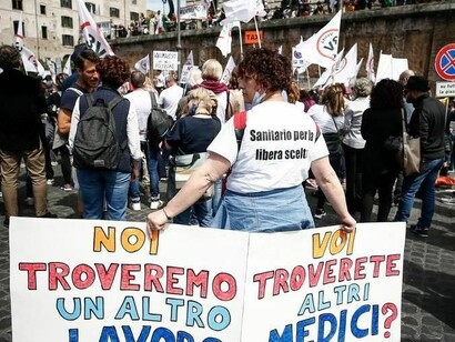 Manifestazione di operatori sanitari no-vax