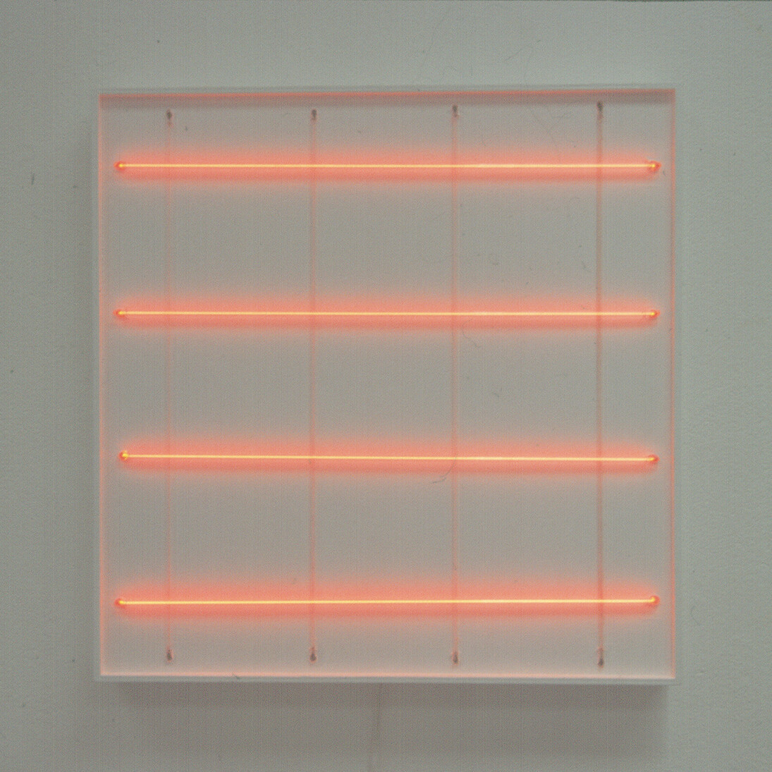 François Morellet, 4 néons 0° - 4 néons 90° avec 2 rythmes interférents, 1972 Acrilico su legno e neon rosso, 80x80 cm Courtesy A arte Invernizzi, Milano
