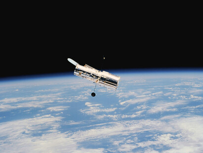 Chaque satellite est désormais un maillon stratégique essentiel, reliant sécurité, économie numérique et puissance militaire dans un espace devenu indispensable au fonctionnement des sociétés modernes