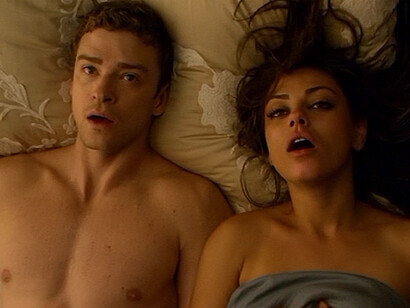 Mila Kunis y Justin Timberlake en la cama en "Con derecho a roce" (2011