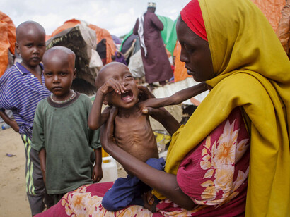 Grupo de desplazados por la sequía y la hambruna en Somalia
